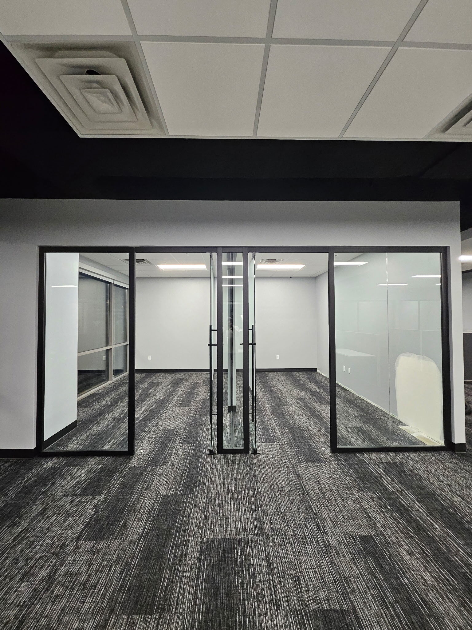 Open collaboration area between focused work zones